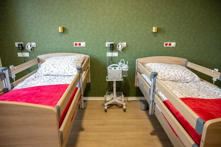 Szczepienia i nowe placówki – Warszawa rozszerza opiekę długoterminową dla seniorów