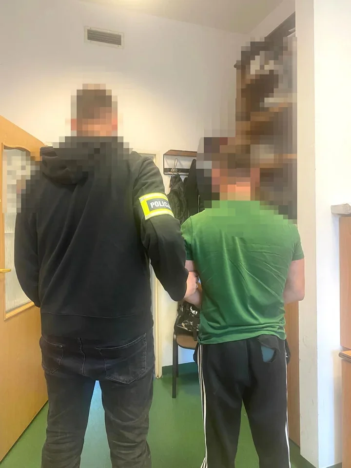 Pobicie przed sklepem w Konstancinie-Jeziornie. Dwaj mężczyźni z zarzutami