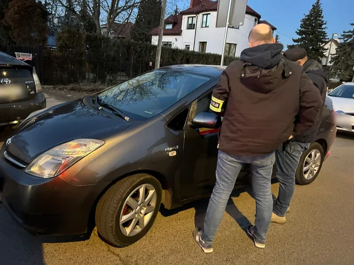 Kierowca aplikacji zatrzymany w Warszawie - miał czerwoną notę Interpolu