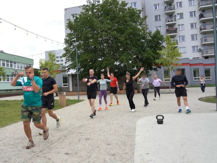 Kettle i skakanki na skwerze - Warszawa ruszyła z policyjnym treningiem