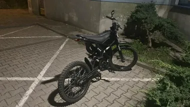 Przyjechał do komisariatu jednośladem, opuścił go pieszo