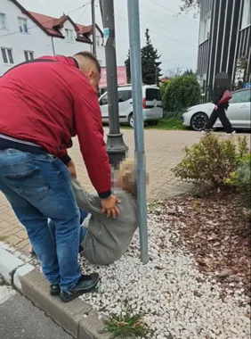 Policjant zatrzymał samochód i pomógł seniorce. Inni kierowcy jechali dalej