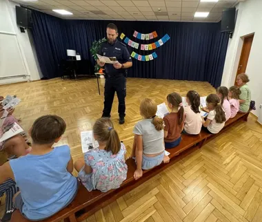 Ciągniki, kombajny i droga do szkoły. Policjant ostrzega dzieci