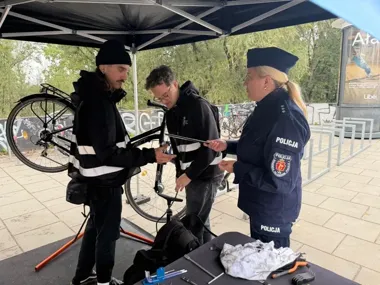 Rowerzyści spotkali policjantki w Warszawie. Rozmowy dotyczyły bezpieczeństwa
