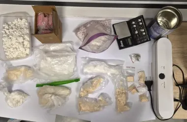 Ponad 1,3 kg narkotyków w mieszkaniu 31-latka. Mówił, że znalazł je w lesie