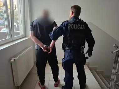 Telefon o narkotykach zakończył się zarzutem za łapówkę
