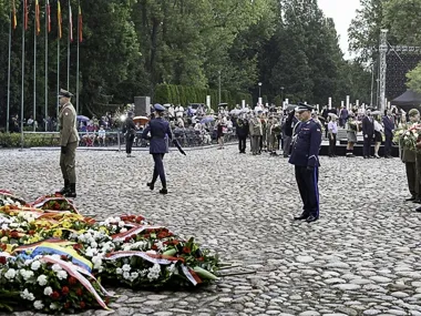 Policjanci oddali hołd powstańcom. O 17.00 mieszkańcy zatrzymali się