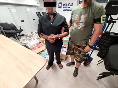 Przeładunek na parkingu pod Warszawą. Policja zabezpieczyła tysiące e-papierosów