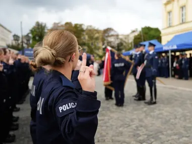 184 nowych policjantów złożyło ślubowanie w Warszawie. To rekordowa uroczystość