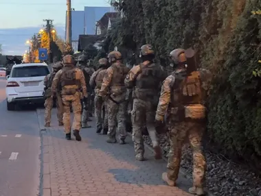 7 ton narkotyków i broń w garażach - policja zatrzymała grupę 32-45 lat