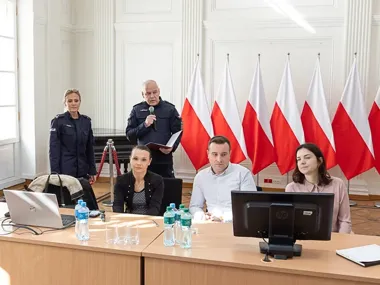 Policja uczy się walczyć z deepfake i hejtem - stawka rośnie w sieci