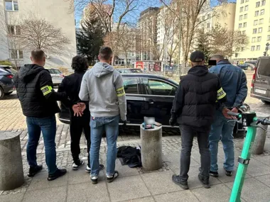 Pod piekarnią czekali na chwilę nieuwagi - policja przerwała włamanie