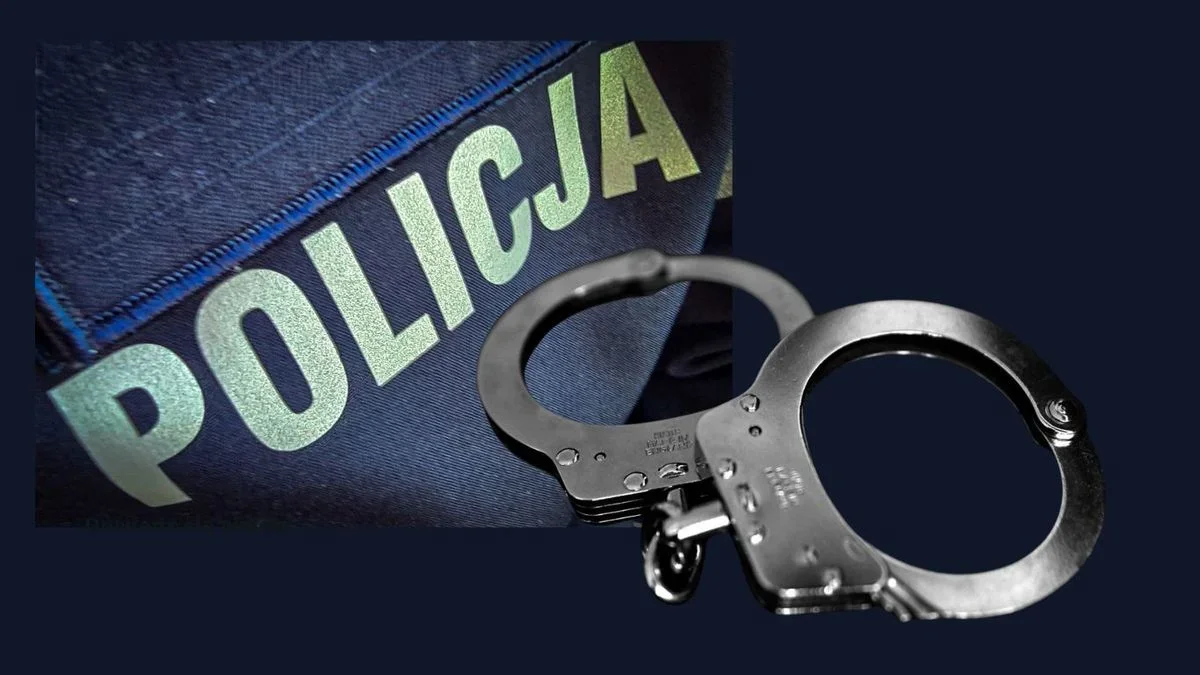 Fragment policyjnego munduru z napisem POLICJA oraz metalowe kajdanki na ciemnym tle.