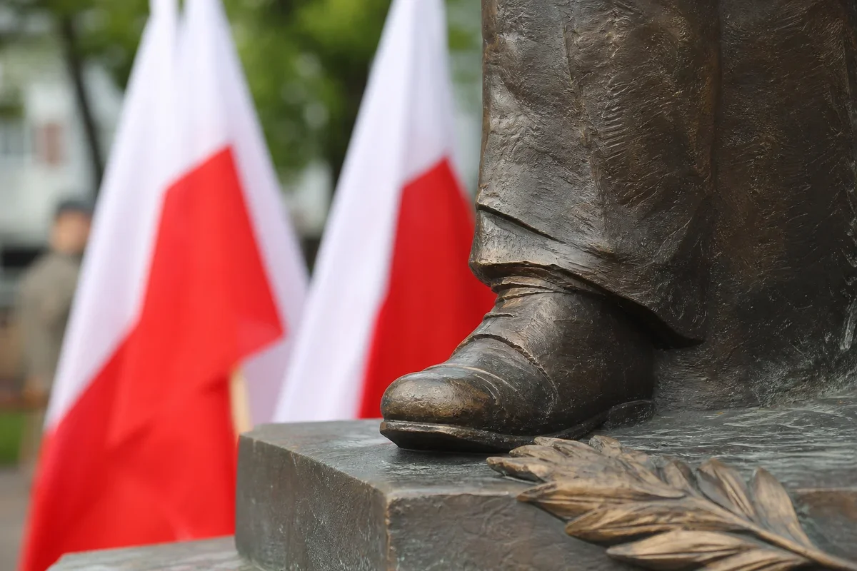 Generał Rozwadowski z pomnikiem przed Sztabem Generalnym. Odsłonięcie o 12