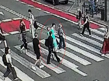 Cios na przejściu w centrum Warszawy - podejrzany w areszcie