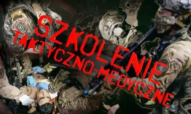 Żołnierze w kamuflażu i sprzęcie taktycznym udzielają pomocy medycznej poszkodowanemu manekinowi podczas ćwiczeń.