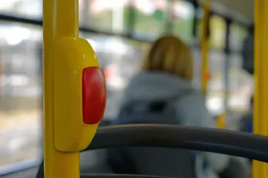 Policjant rozpoznał go w autobusie. Dzień wcześniej miał wymachiwać siekierą