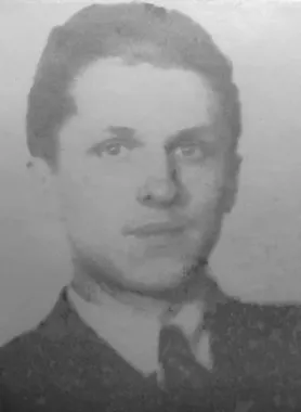 Portret mężczyzny w garniturze i krawacie na czarno-białym zdjęciu studyjnym.