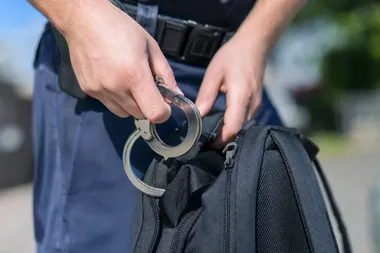 Po incydencie na zgromadzeniu policja znalazła przy zatrzymanym nóż i narkotyki