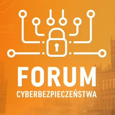 Grafika promocyjna Forum Cyberbezpieczeństwa z białą ikoną kłódki w sieci połączeń na pomarańczowym tle z widokiem zabytkowej architektury.