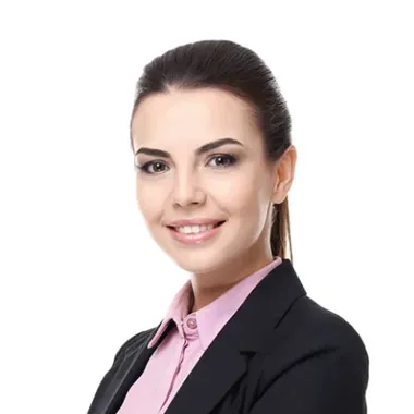Uśmiechnięta kobieta w czarnej marynarce i różowej koszuli pozuje na białym tle.