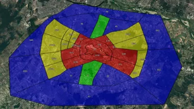 Mapa satelitarna z nałożonymi strefami ograniczeń lotniczych wokół lotniska, zaznaczonymi kolorami czerwonym, żółtym, zielonym i niebieskim z oznaczeniami sekto