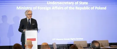 Podsekretarz stanu w MSZ RP przemawia z mównicy podczas 17. Warszawskiego Seminarium Praw Człowieka.