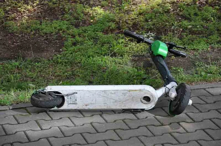 Trzy osoby na jednej hulajnodze przy Placu Szembeka. Strażnicy przerwali jazdę