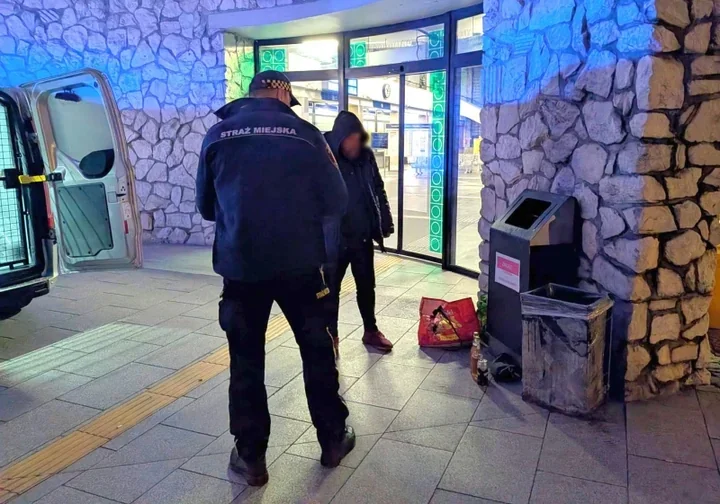 41-latek przyznał się do podpalenia. Spał obok płonącej torby