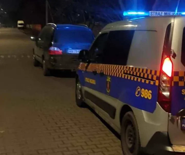 Nie chciał wysiąść z taksówki, zaatakował strażnika w Warszawie