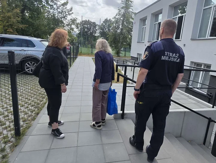 65-latka nie chciała pomocy. Strażnicy przekonali ją do lekarza