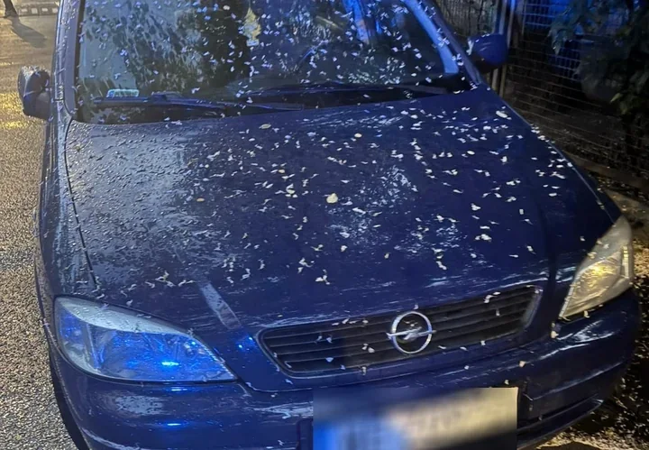 Puste butelki, otwarte drzwi i znalezisko, które ściągnęło policję na Kutnowską