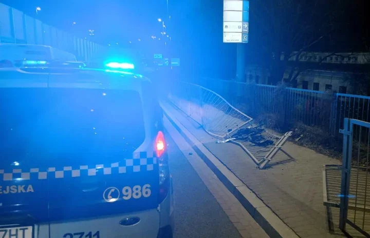 Na Moście Gdańskim noc skończyła się w barierkach i z metamfetaminą