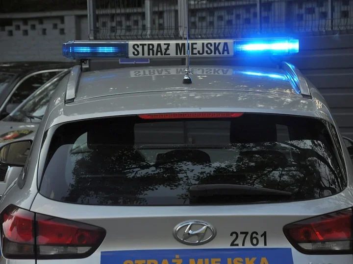 Kobieta wybiegła w nocy na Świętokrzyską - strażnicy miejscy zatrzymali konkubenta