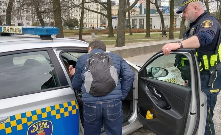 Upadek pod PKiN zamienił spacer w szybką akcję strażników