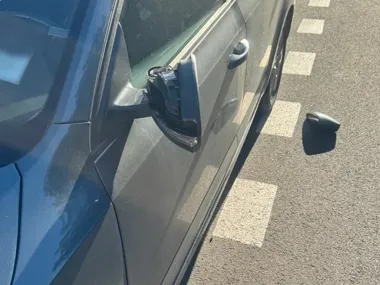 Warszawa: kierowca nie zwolnił przy szkole, potem porzucił auto z silnikiem