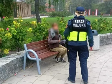 36-latka siedziała na ławce. Strażnicy miejscy znaleźli dla niej schronienie