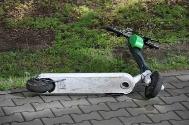 Trzy osoby na jednej hulajnodze przy Placu Szembeka. Strażnicy przerwali jazdę