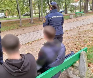 Dym w grochowskim parku zwrócił uwagę strażniczek. Jeden z nastolatków trafił do policji