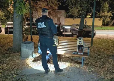 Próbował wysypać biały proszek pod ławkę na Kamionku. Interweniowali strażnicy