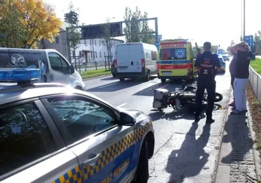 Leżał obok przewróconego motocykla. Strażnicy ruszyli z pomocą na Czerniakowskiej