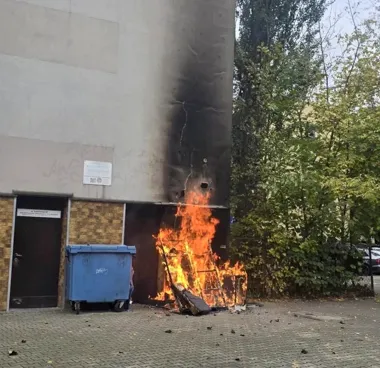 Stare meble i materac zajęły się ogniem. Płomienie objęły elewację bloku