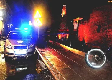 Rowerem po chodniku, potem obelgi. 20-latek został zatrzymany