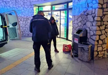 41-latek przyznał się do podpalenia. Spał obok płonącej torby