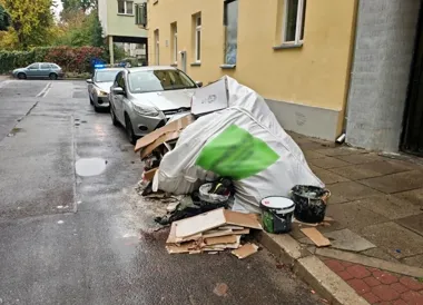 Ponad 20 worków z gruzem zajęło parkingi i pasy zieleni w Warszawie