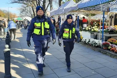 Ponad 550 strażników przy warszawskich cmentarzach. Ruszają akcje „Hiena” i „Znicz”