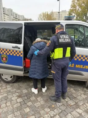 Zapomniała, gdzie miała wysiąść. 92-latce pomogli strażnicy i kierowca autobusu