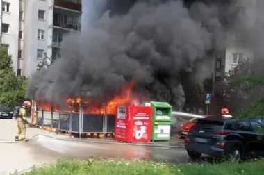 Czarny dym nad Natolinem. Strażnicy miejscy odsunęli auta od ognia