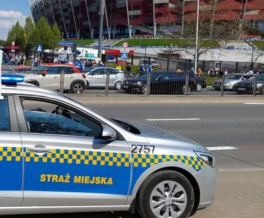Krzyki przy Parku Skaryszewskim. Strażnicy obezwładnili agresywnego 30-latka