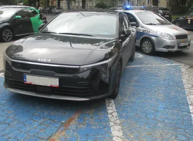 Podrobiona karta na niebieskiej kopercie. Kierowca Kii zapłacił 2350 zł